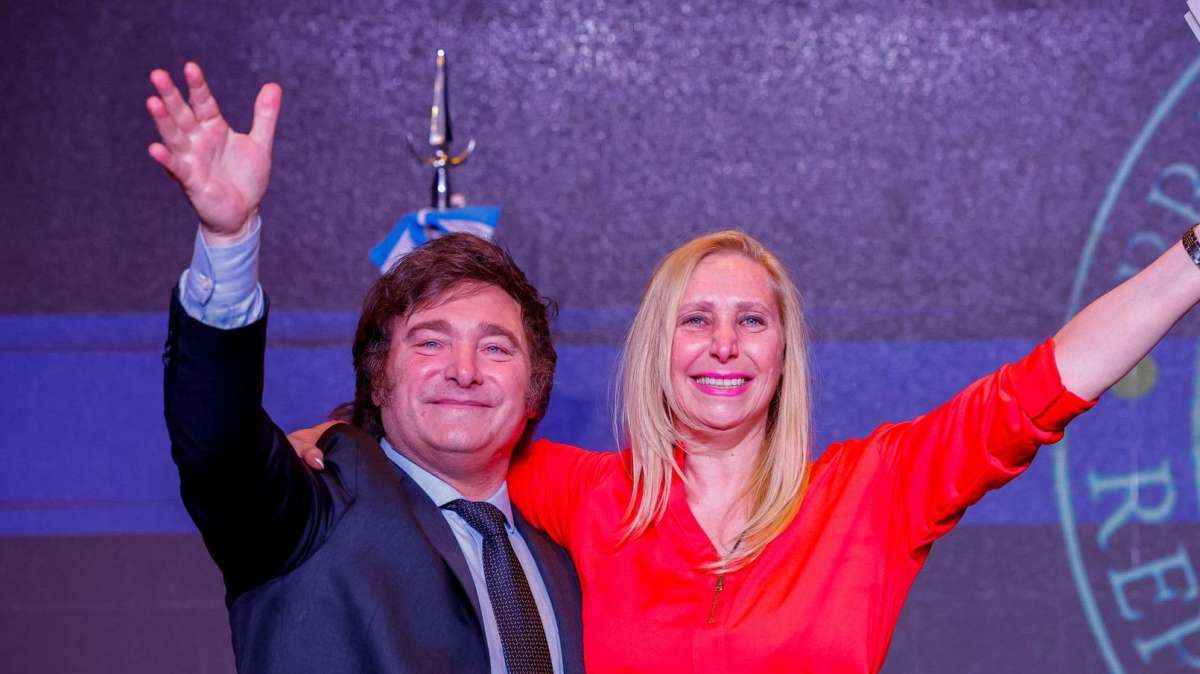 El presidente electo de Argentina, Javier Milei, celebra junto a su hermana y jefa de campaña, Karina Milei,