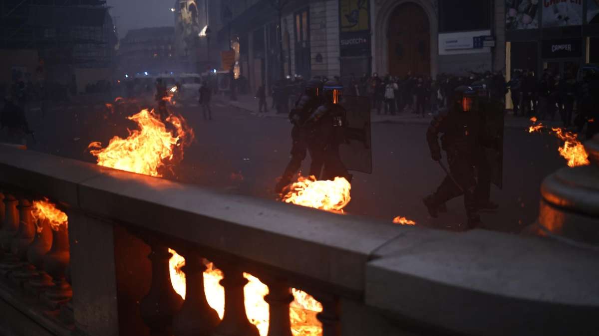 Enfrentamientos entre manifestantes y policías en París, este jueves.