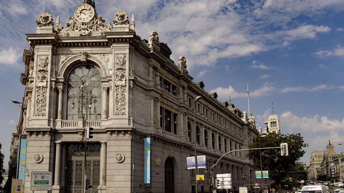Largas colas en el Banco de España y caídas de la web: se desata la fiebre por las letras del Tesoro