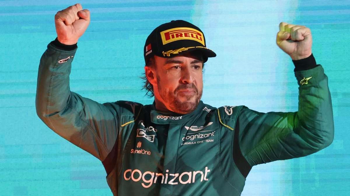 Fernando Alonso celebra en el podio su tercer puesto en Baréin.