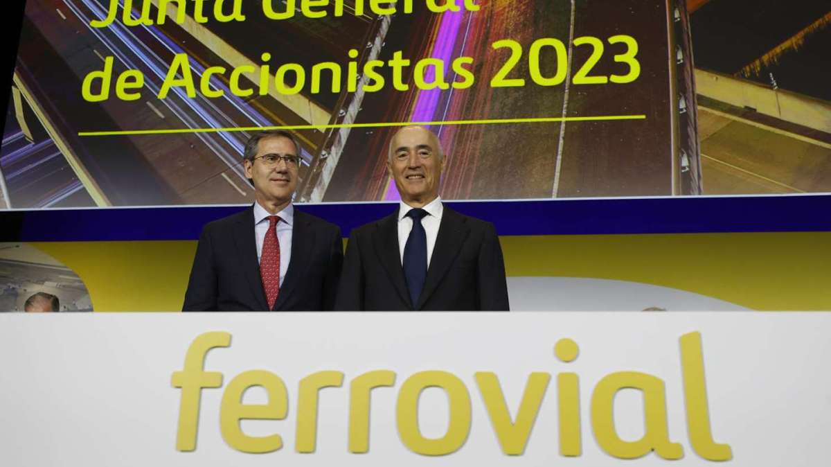 El presidente de Ferrovial, Rafael del Pino (d) y el consejero delegado, Ignacio Madridejos, durante la junta que celebra este jueves la empresa en Madrid, decisiva para su futuro