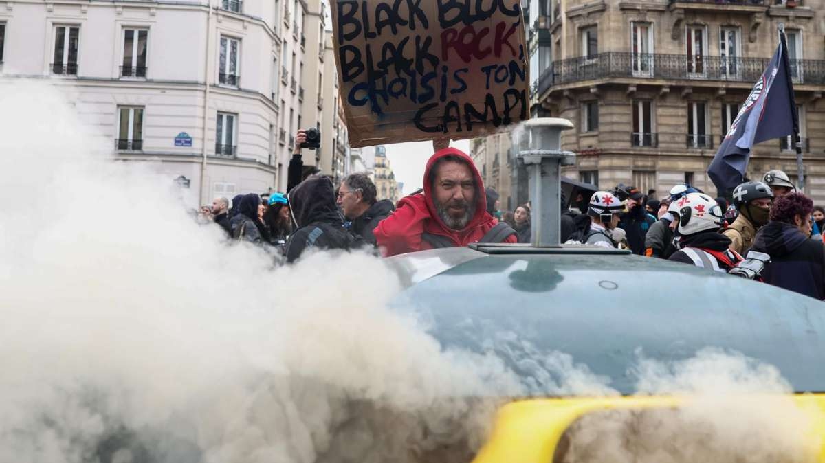 "Martes negro" en Francia: los sindicatos echan el mayor pulso a Macron en las calles para frenar su reforma de las pensiones