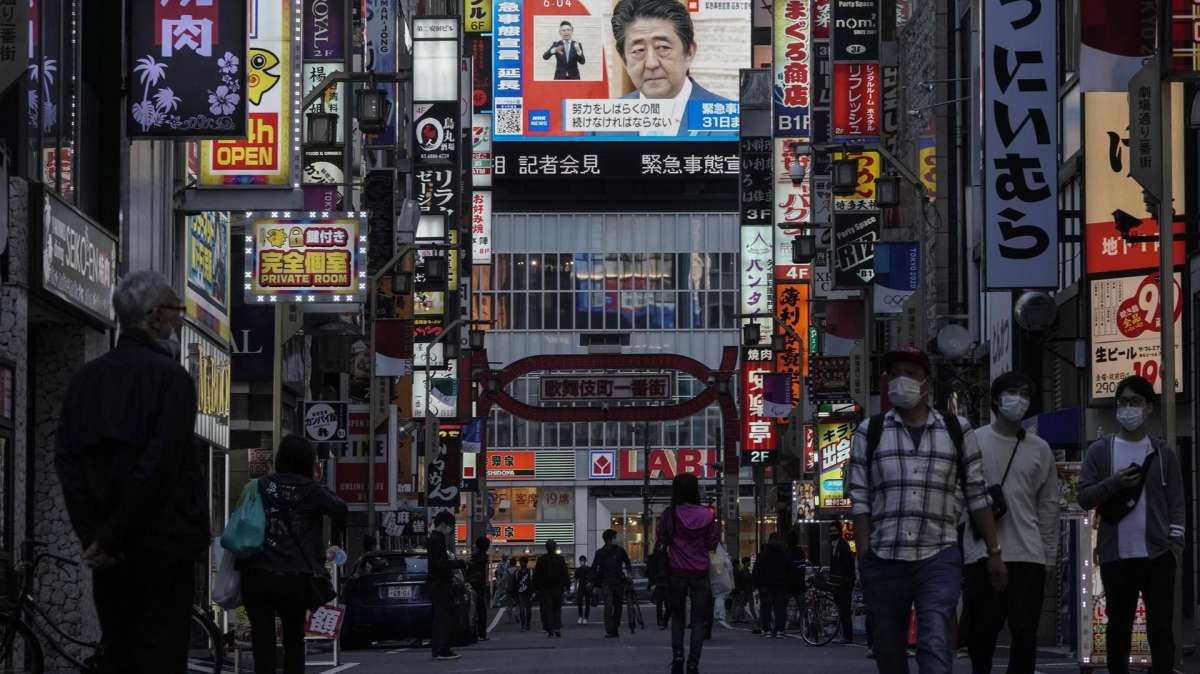 La noticia de la muerte de Shinzo Abe en una pantalla gigante en el barrio de Shinjuku, en Tokio (Japón)