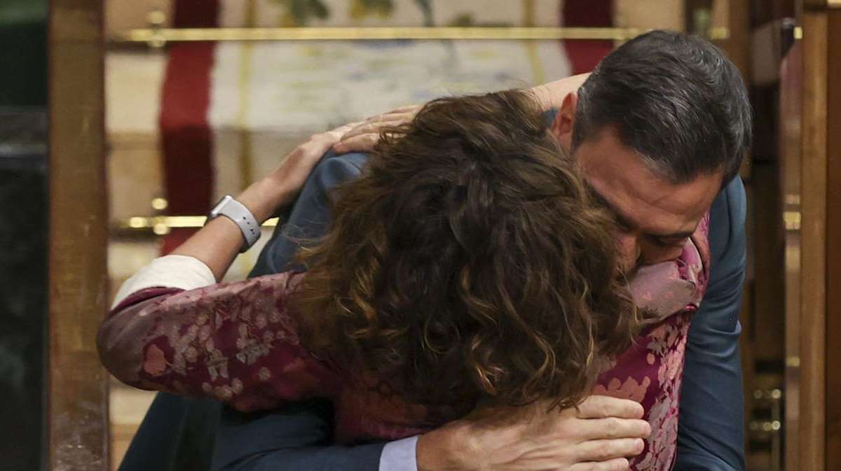 Maria Jesús Montero abraza a Pedro Sánchez tras aprobar el Congreso los Presupuestos