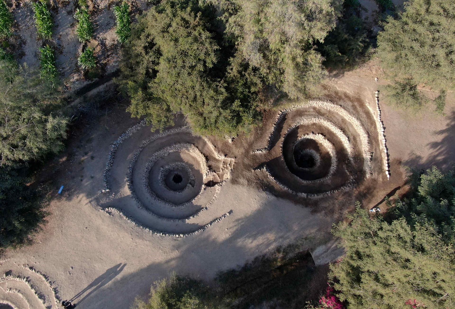 Fotografía aérea cedida hoy por el Grupo AJE que muestra los acueductos de Cantalloc, en Nazca 