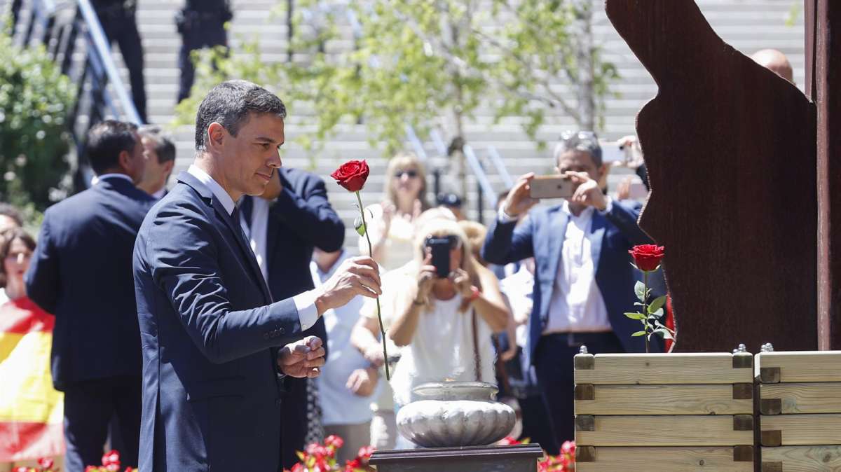 Ofrenda floral de Pedro Sánchez en el homenaje a Miguel Angel Blanco