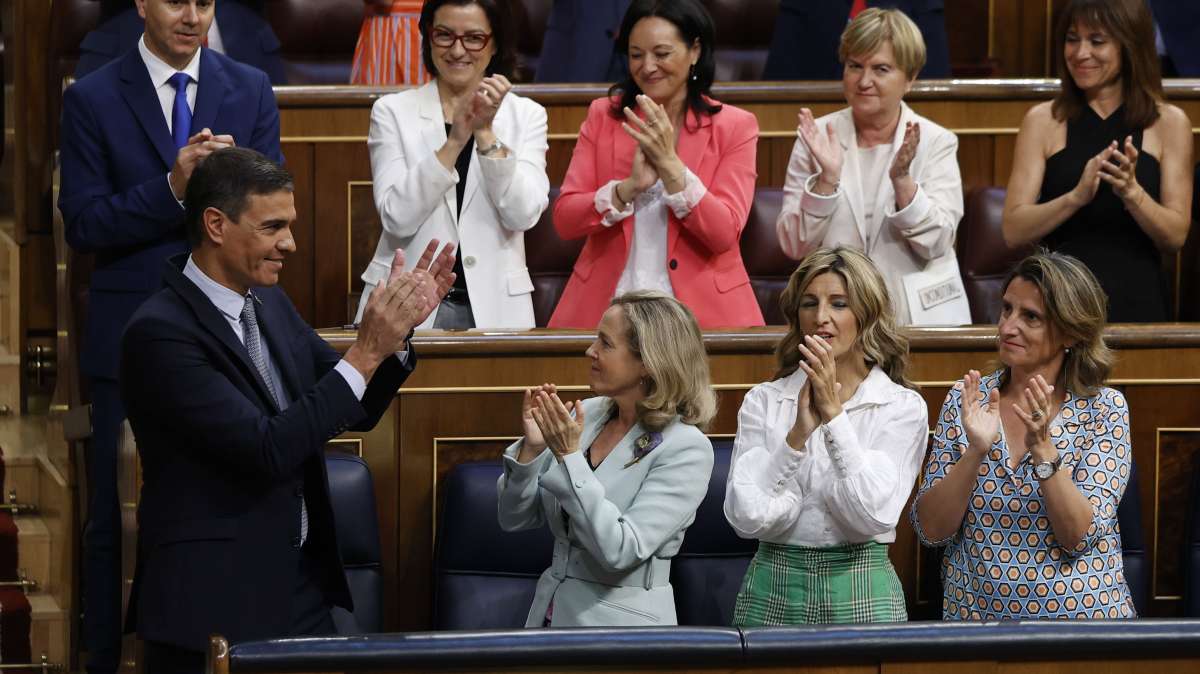 El presidente del Gobierno, Pedro Sánchez, aplaudido por la bancada tras su intervención en la primera jornada del Debate sobre el estado de la Nación