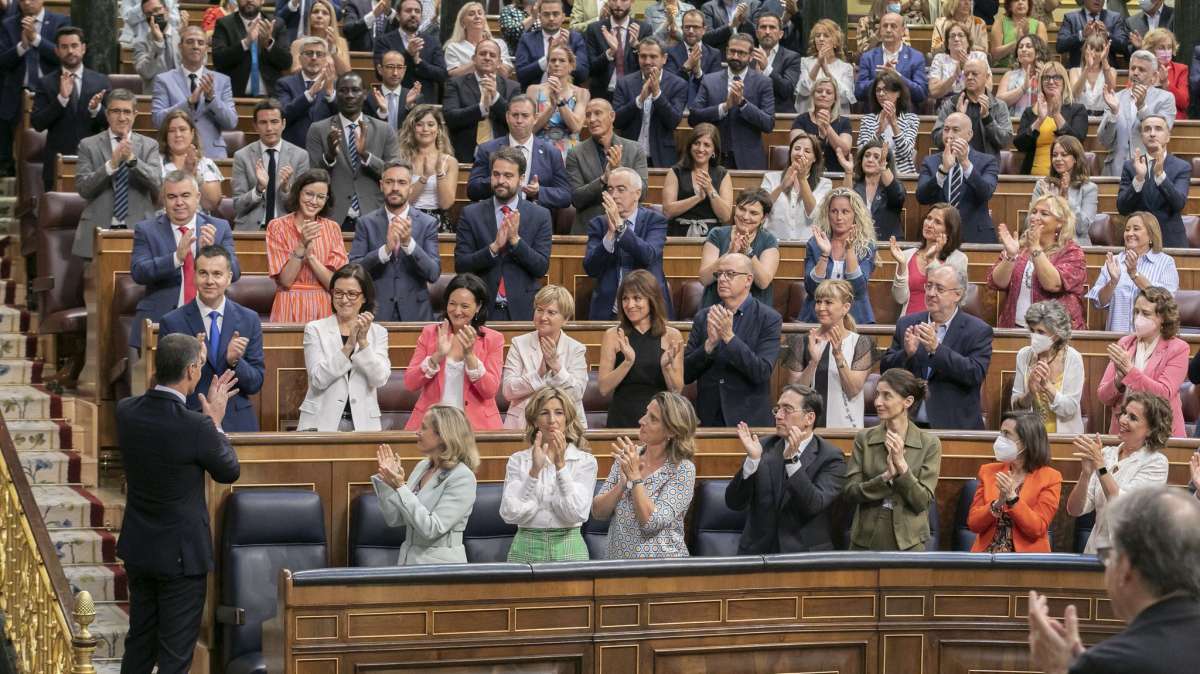 El presidente del Gobierno, Pedro Sánchez, aplaudido por la bancada tras su intervención en la primera jornada del debate sobre el estado de la nación