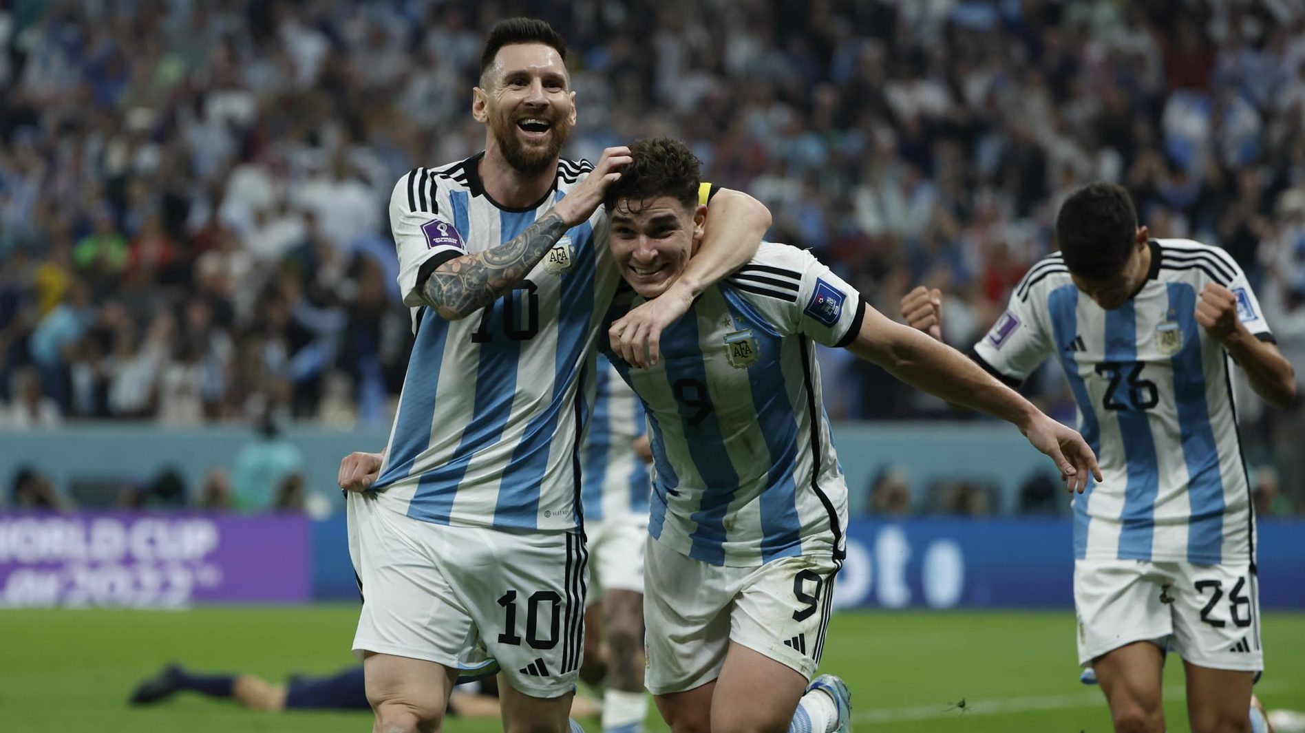 Julián Álvarez de Argentina celebra un gol con Lionel Messi