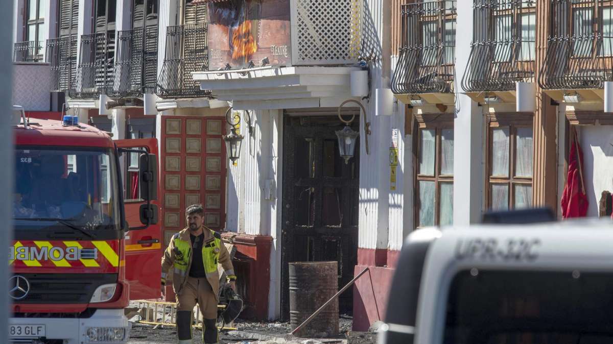 Un bombero en la puerta de la discoteca La Fonda de Murcia tras el incendio en el que fallecieron 13 personas.
