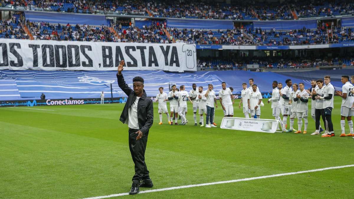 Homenaje al jugador del Real Madrid Vinicius Jr. con motivo de los casos de racismo antes partido ante el Rayo Vallecano.