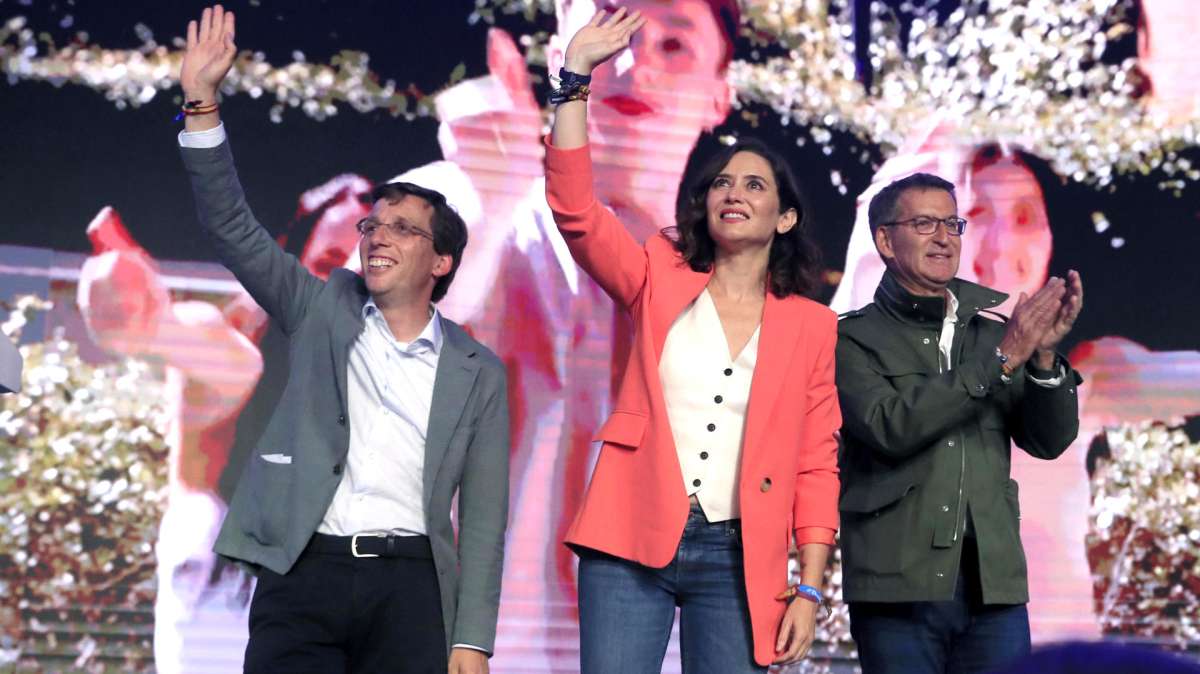 Isabel Díaz Ayuso, José Luis Martínez-Almeida y Alberto Núñez Feijóo en el acto del cierre de campaña del PP en Madrid.