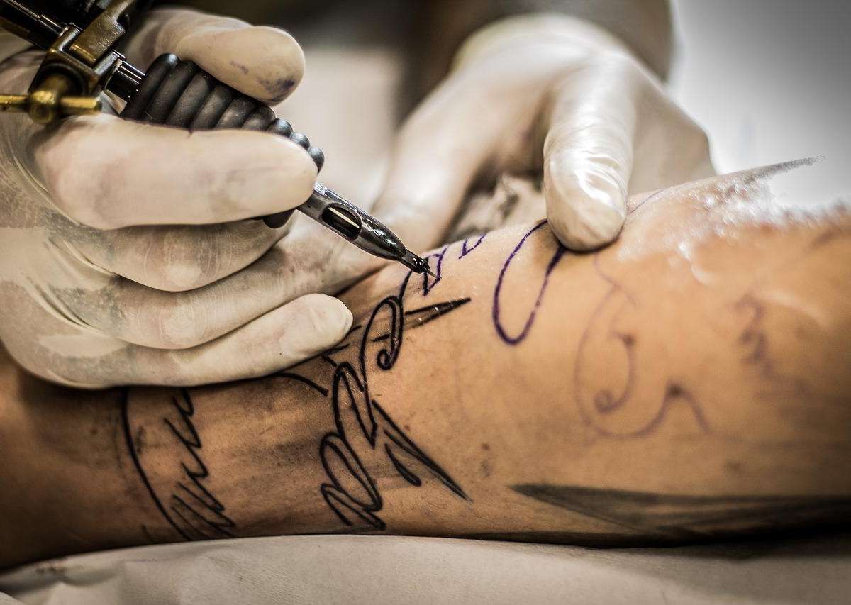 ¿Sigue existiendo discriminación laboral por los tatuajes? Lo analizamos en el Día Mundial del Tatuaje