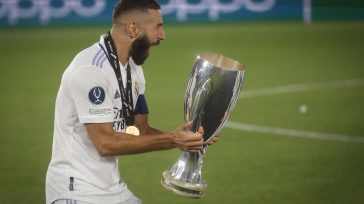 El capitán del Real Madrid Karim Benzema celebra la conquista de la Supercopa de Europa