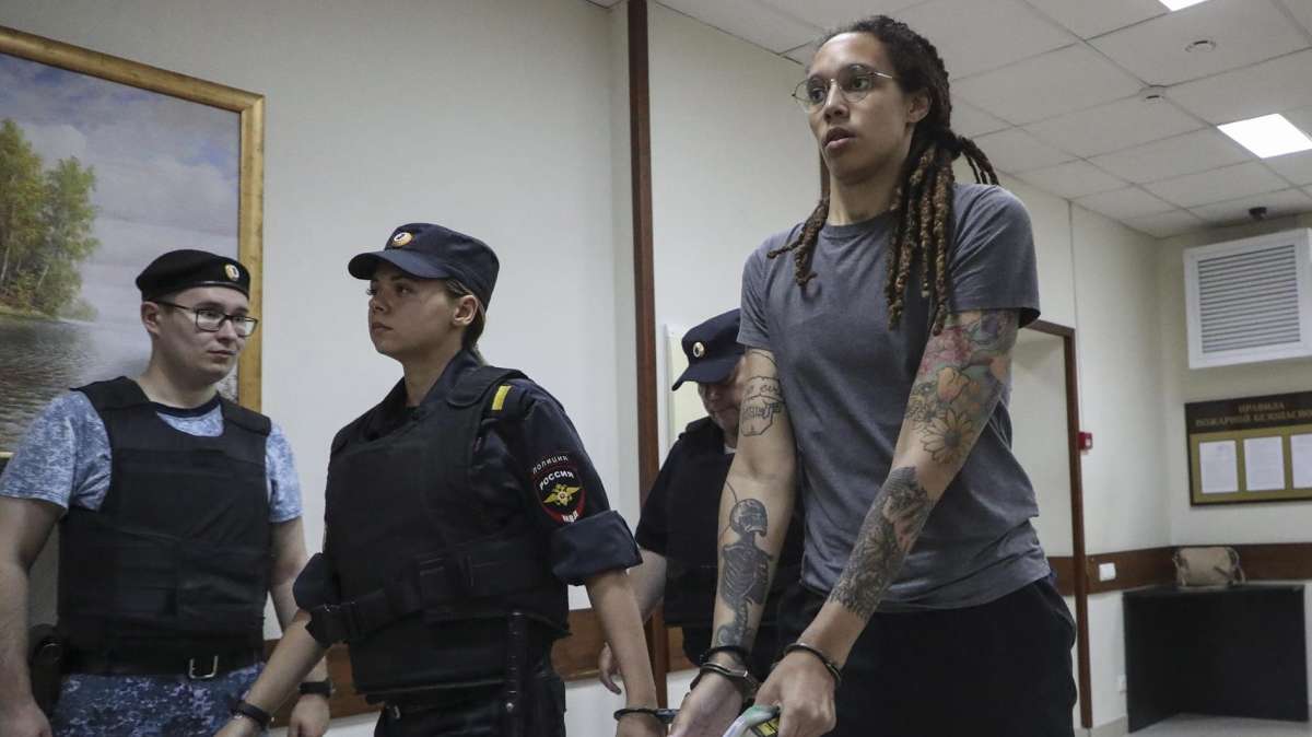 Rusia excarcela a la jugadora de baloncesto Brittney Griner en un intercambio de prisioneros con EEUU