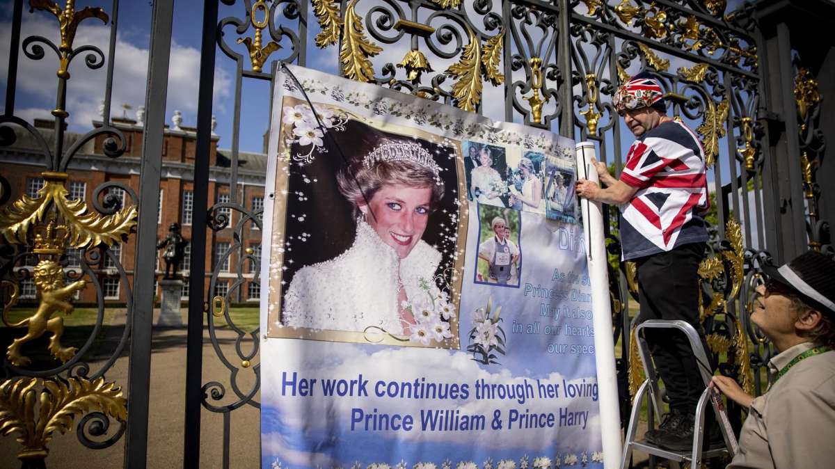 Carteles en homenaje a Lady Di frente a Buckingham Palace