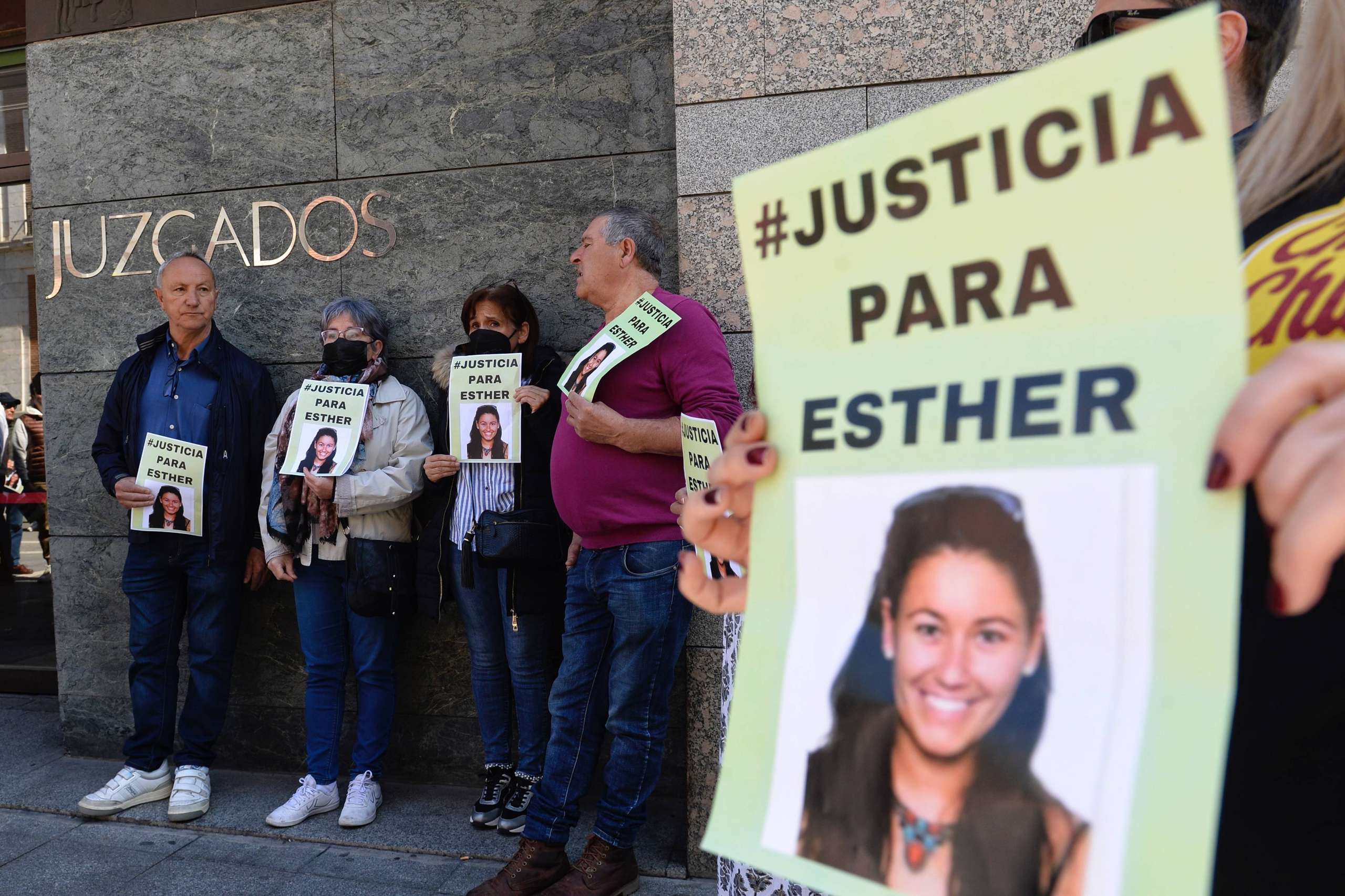 Imagen de archivo en la que amigos y familiares de Esther López se concentran a las puertas del juzgado.