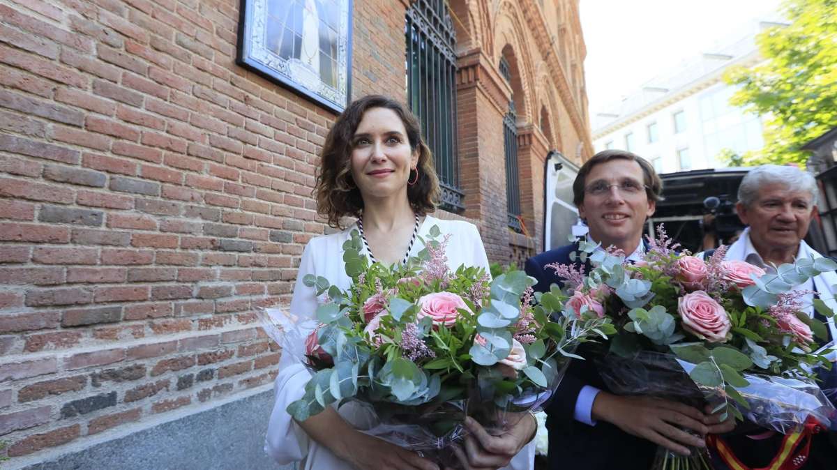 Isabel Díaz Ayuso junto al alcalde de Madrid, José Luis Martínez-Almeida durante una ofrenda floral a la Virgen de la Paloma