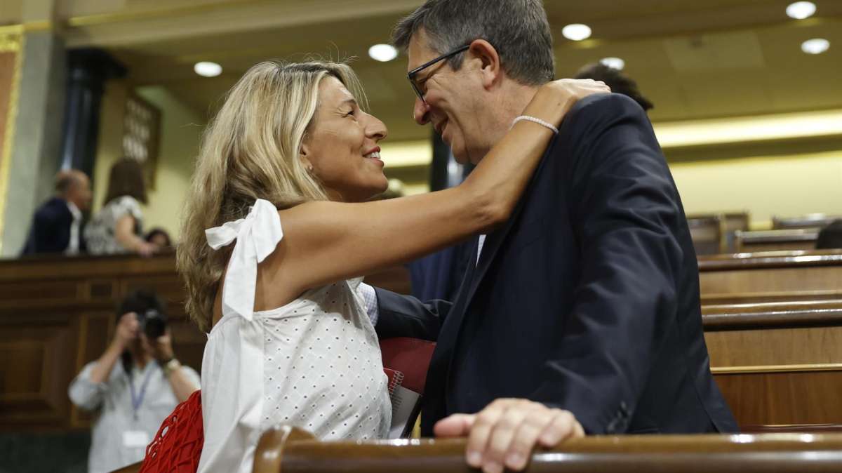 La ministra de Trabajo, Yolanda Díaz, saluda al portavoz del PSOE en el Congreso, Patxi López al comienzo de la sesión extraordinaria en el Congreso