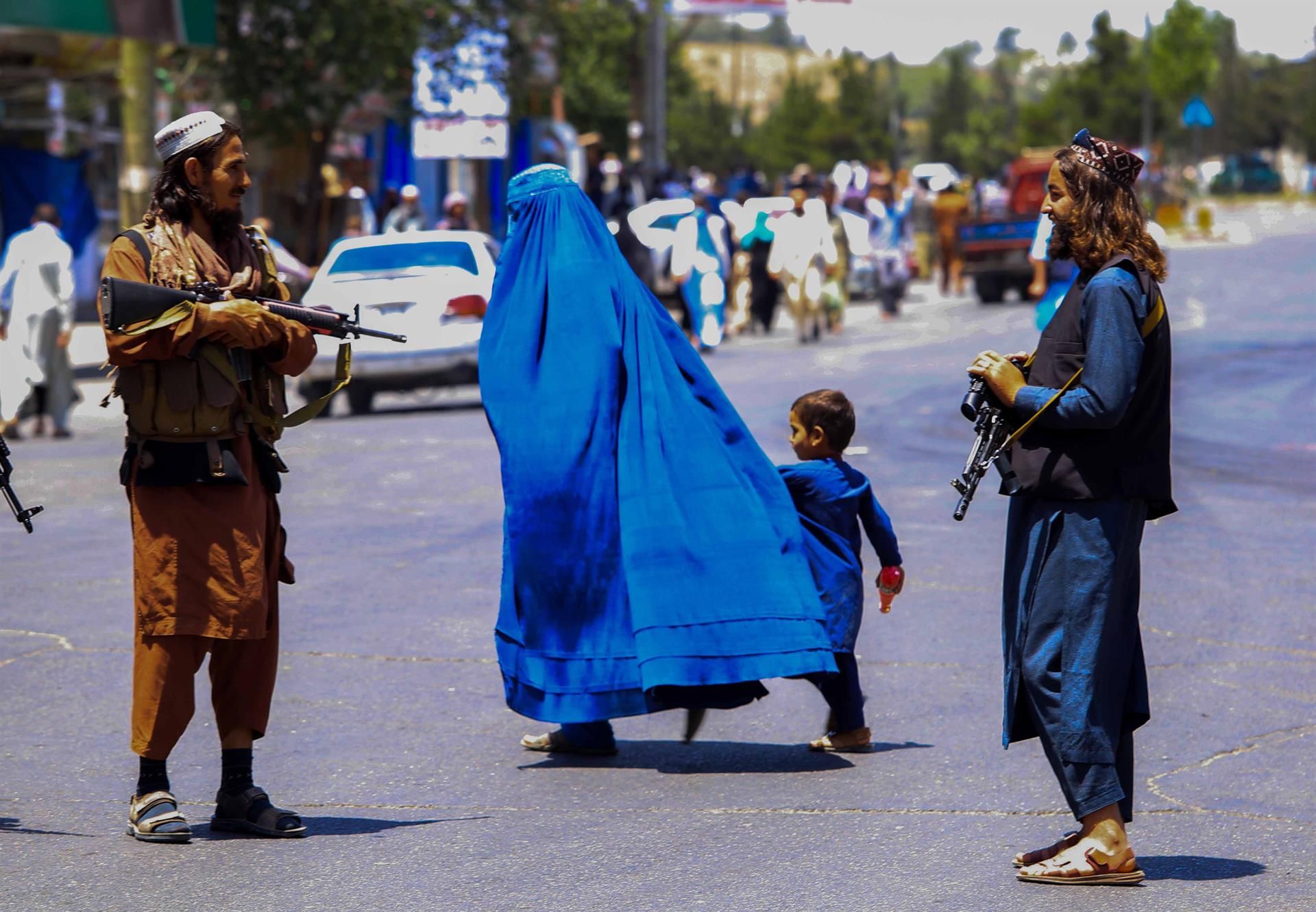 Los talibanes de Afganistán vigilan las calles de Kabul