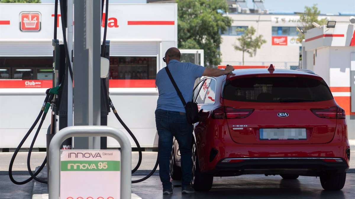 Un hombre pone gasolina en una estación de servicio.