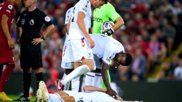 El defensa del Crystal Palace Joachim Andersen, tendido en el suelo tras recibir un cabezazo del jugador del Liverpool Darwin Núñez