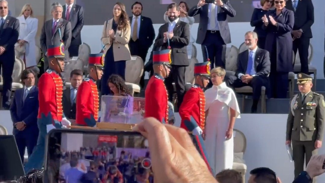 El Rey Juan Carlos, sentado tras el paso de los guardias portando la espada de Bolívar