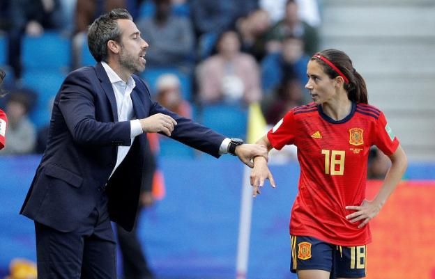 Vilda da instrucciones a Bonmatí en un partido de España en el Mundial