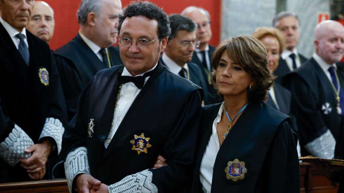 El fiscal general, Álvaro Ortiz, junto a Dolores Delgado