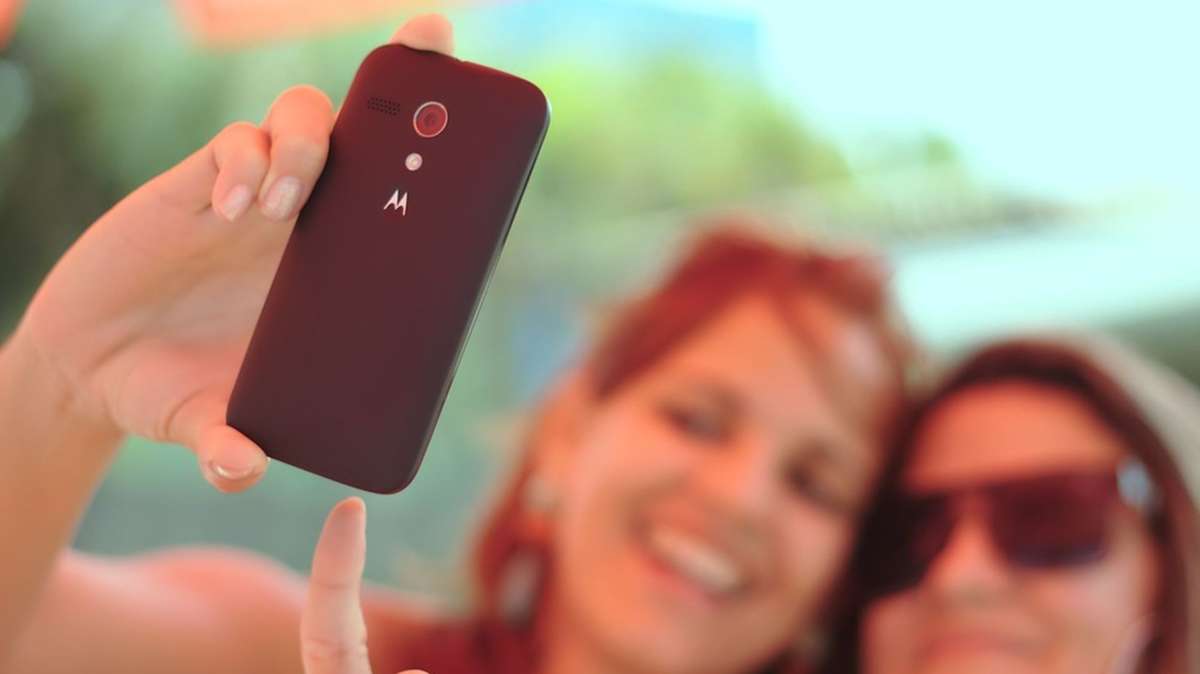 Dos jóvenes sonríen mientras se hacen un selfie