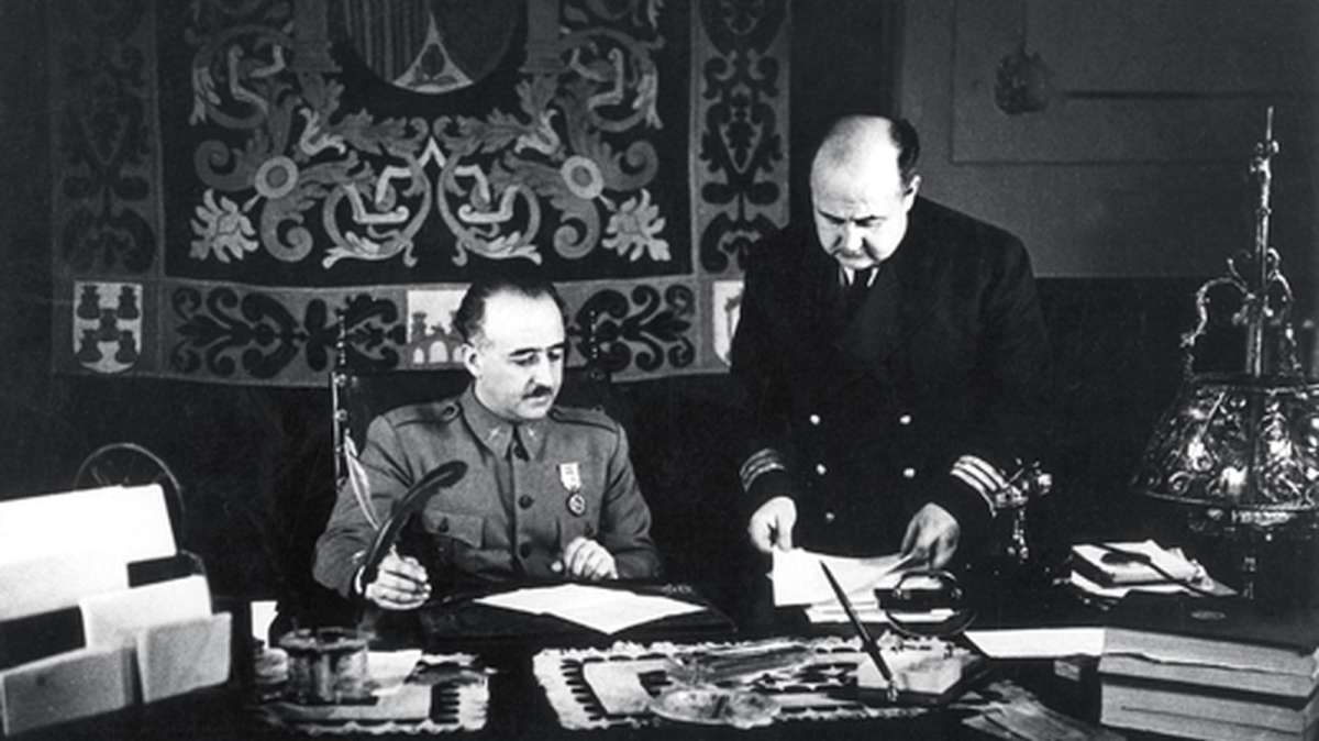 Francisco Franco junto a su hermano, Nicolás Franco, gobernador general del Estad
