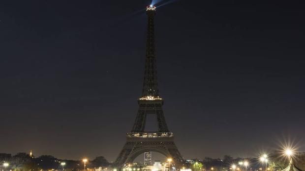 Los cortes podrían afectar a la Torre Eiffel, que se apagó en 2016 por las víctimas de Alepo, en Siria