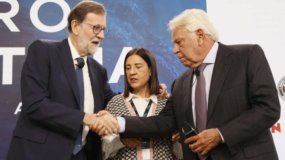 Los expresidentes González y Rajoy critican la batalla fiscal y apuestan por un pacto de rentas