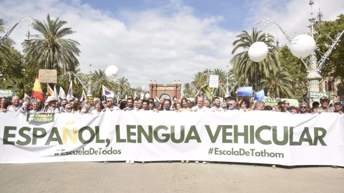 Miles de personas se manifiestan en Barcelona para pedir el fin de la escuela monolingüe en Cataluña
