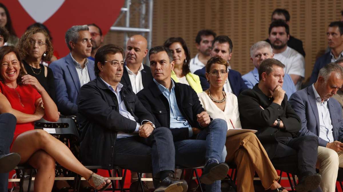 El presidente del Gobierno, Pedro Sánchez, acompañado de varios presidentes autonómicos, incluyendo Armengol, Fernández Vara, Chivite, García-Page y Ángel Torres 