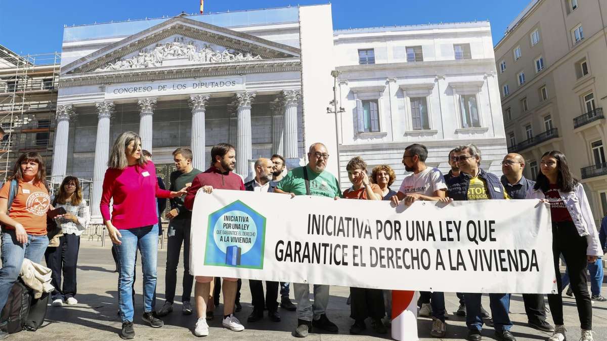 Podemos y los socios del Gobierno presionan al PSOE frente al Congreso para desatascar la Ley de Vivienda