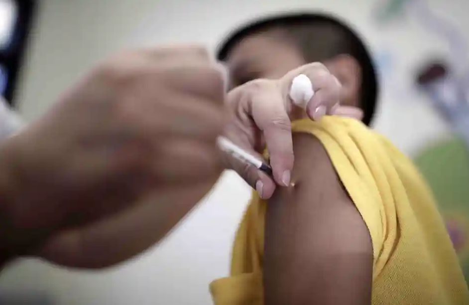 Vacunación de un joven