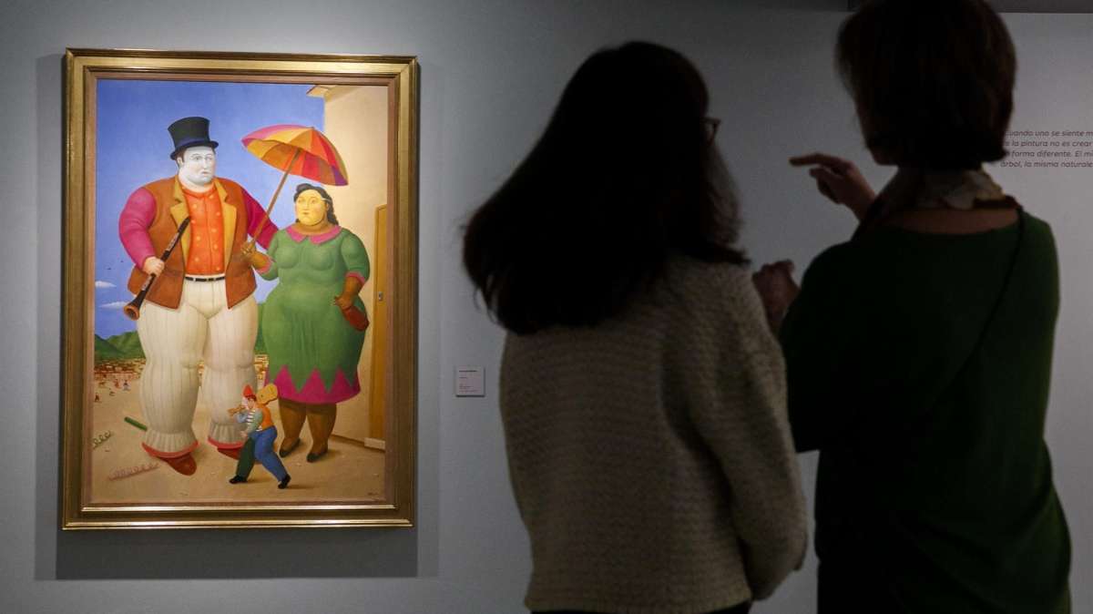 Dos personas observan un cuadro que forma parte de la exposición 'Fernando Botero. Sensualidad y melancolía'