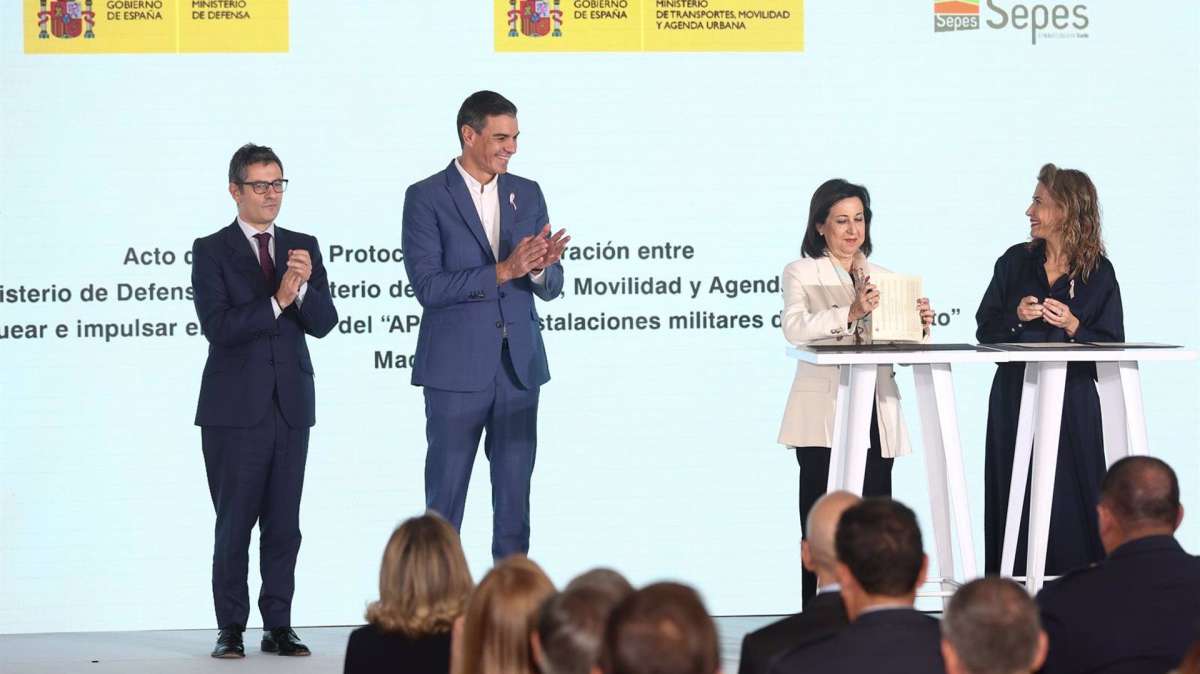 El presidente, Pedro Sánchez, junto al ministro de Presidencia, Félix Bolaños, la ministra de Defensa, Margarita Robles, y la ministra de Transportes, Raquel Sánchez