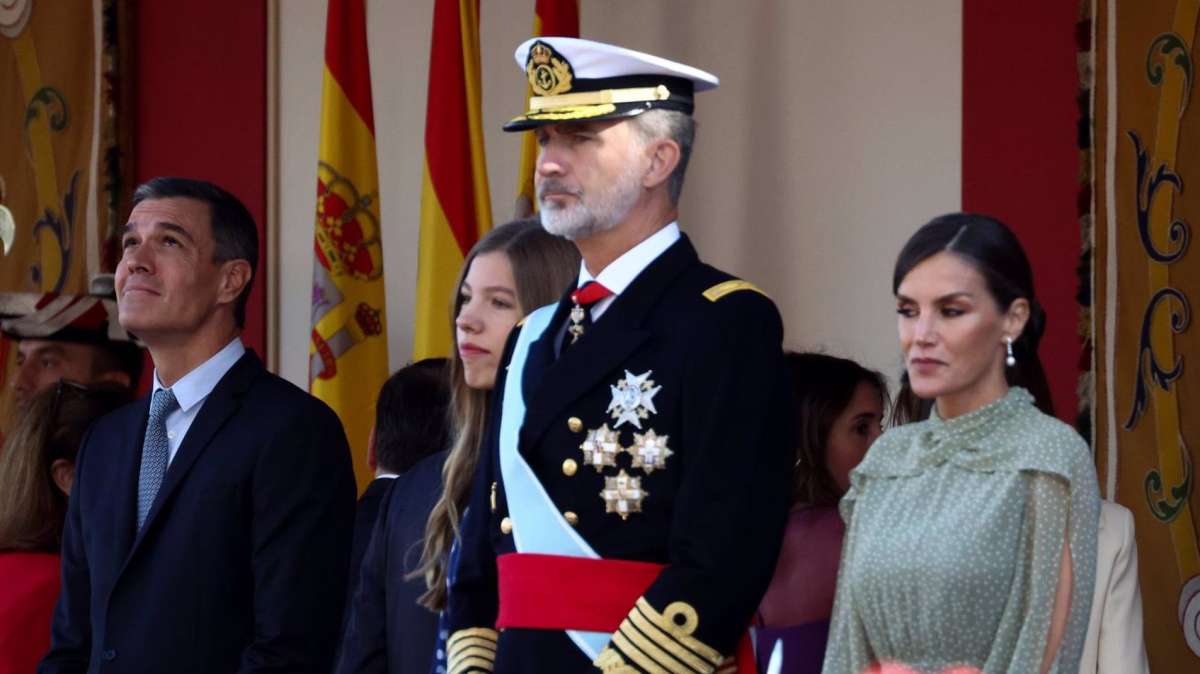El presidente del Gobierno, Pedro Sánchez, la Infanta Sofía, el Rey Felipe VI y la Reina Letizia, durante el desfile