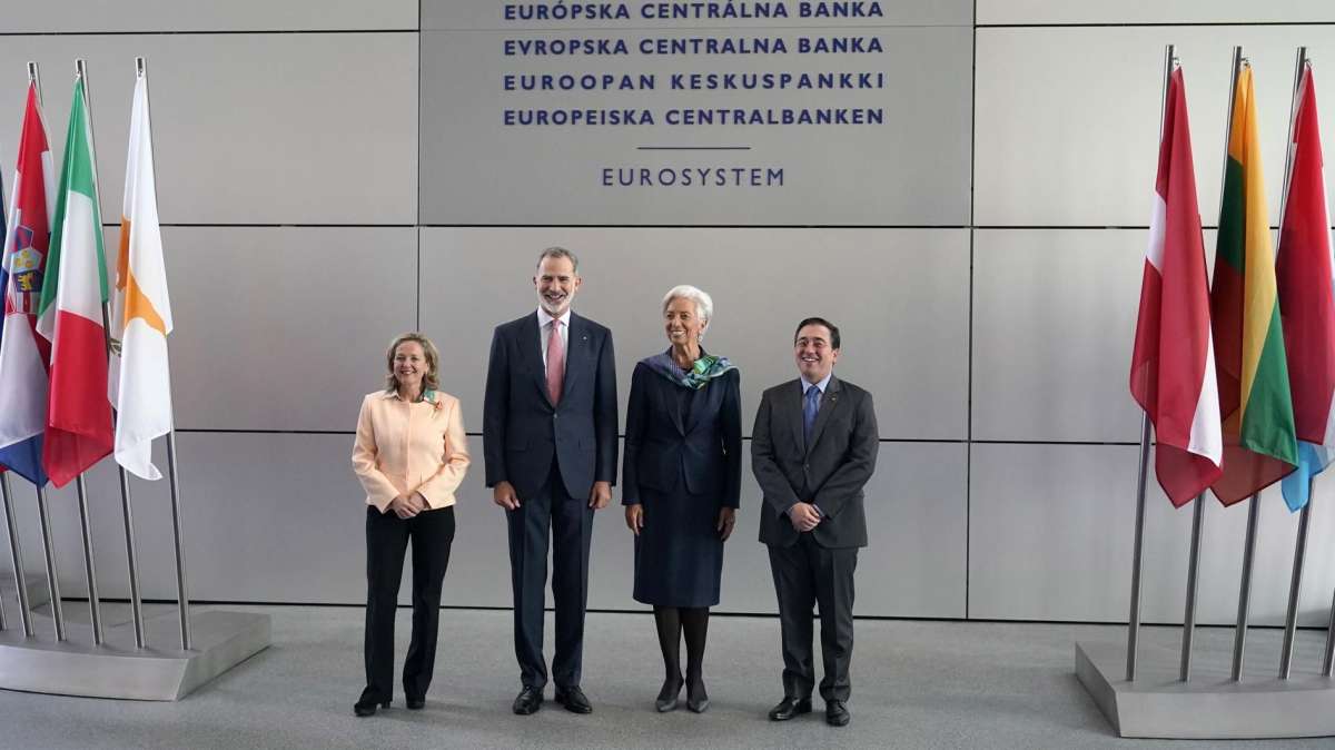 El Rey cierra su viaje a Alemania con una visita a la sede del BCE en Frankfurt
