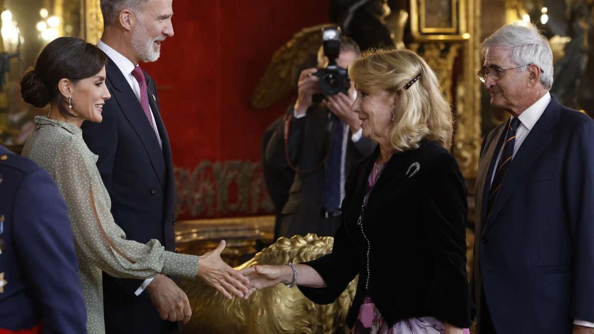 Los Reyes saludan a la expresidenta de la Comunidad de Madrid Esperanza Aguirre y a su marido Fernando Ramírez de Haro y Valdés