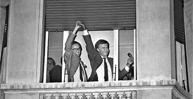Felipe González y Alfonso Guerra, saludan desde una ventana del Hotel Palace de Madrid, tras confirmarse su victoria en las elecciones generales de 1982