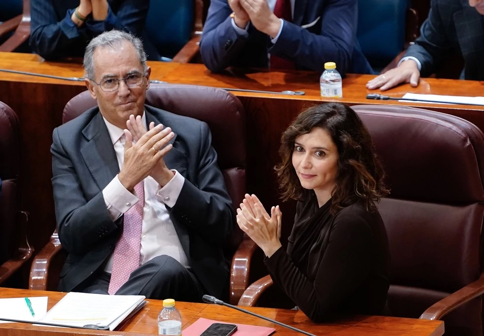 Isabel Díaz Ayuso y Enrique Ossorio este jueves en la Asamblea