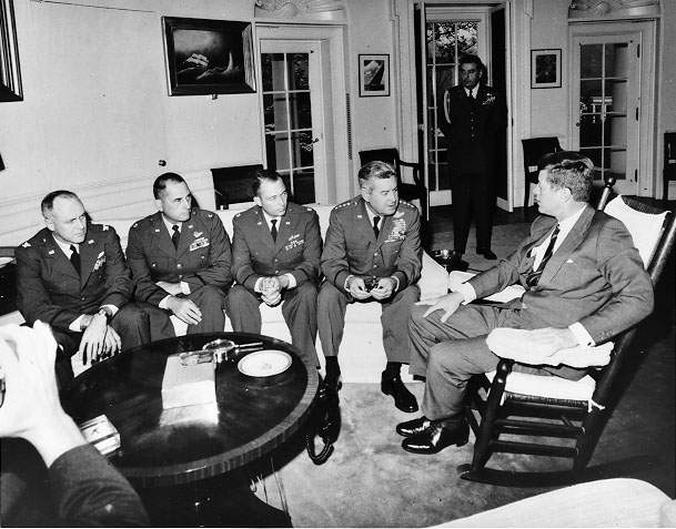El presidente Kennedy  se reúne en el Despacho Oval con el General Curtis LeMay y los pilotos de reconocimiento que descubrieron los misiles en Cuba