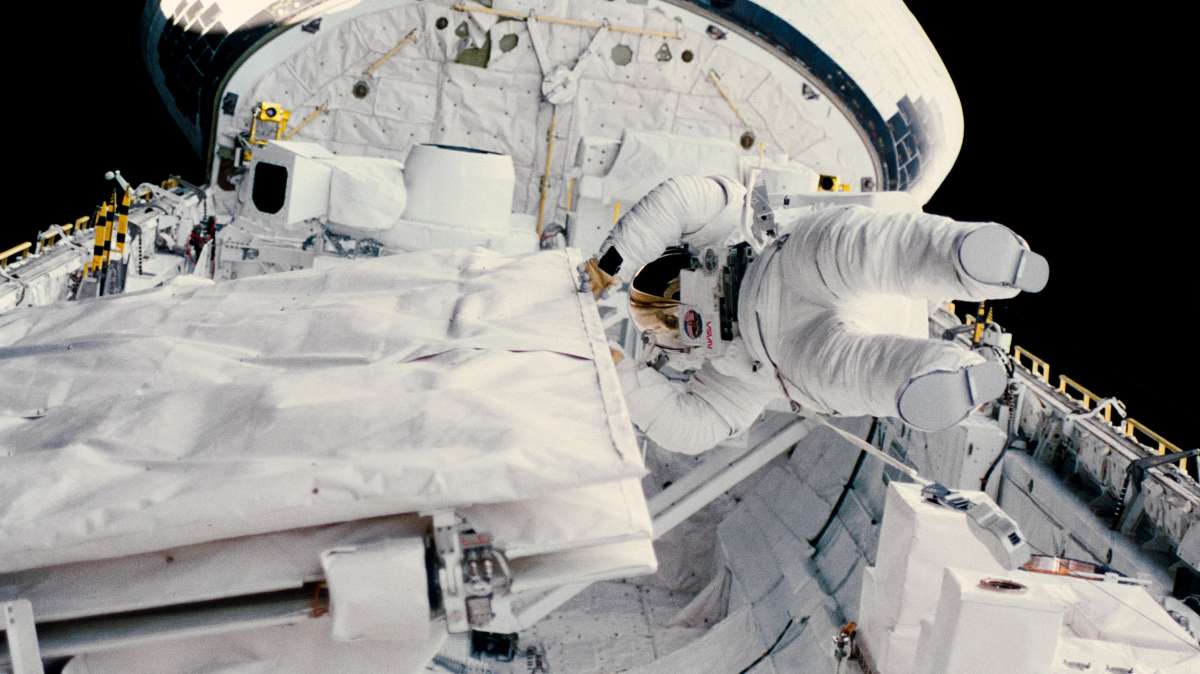 Kathryn Sullivan durante la primera caminata espacial realizada por una mujer estadounidense, en 1984.
