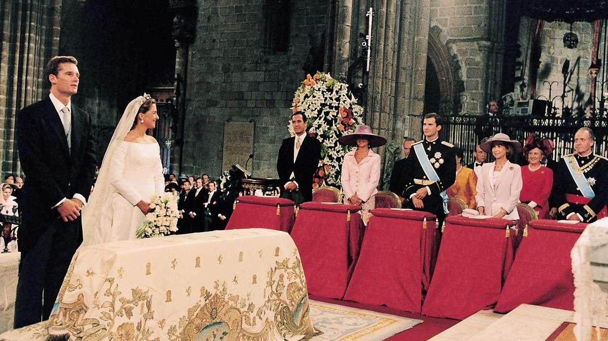 La infanta Cristina sonríe a su familia en un momento de su boda con Iñaki Urdangarin, celebrada en la catedral de Barcelona.