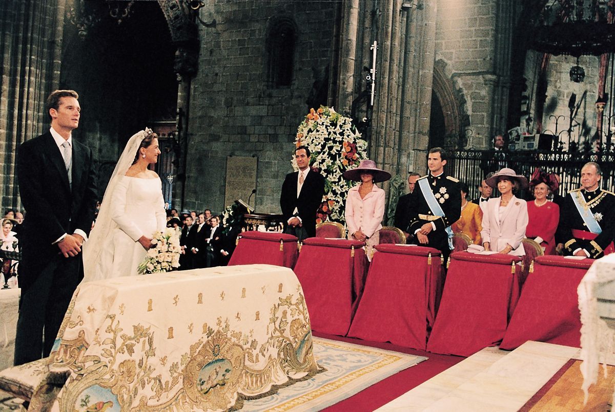 La infanta Cristina sonríe a su familia en un momento de su boda con Iñaki Urdangarin, celebrada en la catedral de Barcelona.