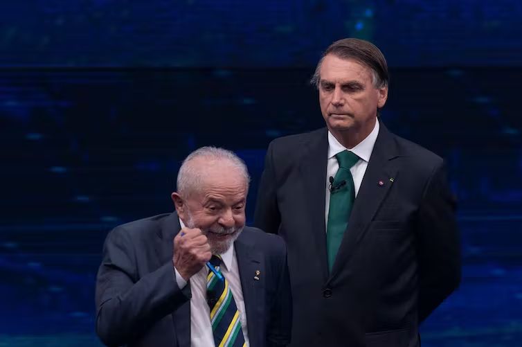 Los candidatos a la presidencia de Brasil, Lula y Bolsonaro, durante el debate electoral del 16 de octubre