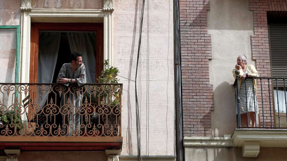 Madrileños hablando a través de los balcones de sus hogares
